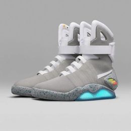 Designer Og torna al futuro LED Laces Automatic Air Mag Sneakers Marty Mags ha guidato le scarpe al futuro bagliore in illuminazione grigio scuro McFlys Sneakers Marty