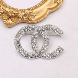 Famous Design Gold Silver Brand Luxurys Desinger Brooch Women Rhinestone Pearl Letter Brooches Suit Pin Fashion Jewelry Clothing D237E