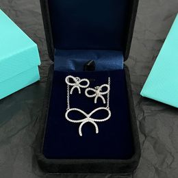 高級ジュエリーセットTTノットブランドデザイナートップS925スターリングシルバーフルクリスタルバタフライは、女性の宝石用の箱付きの魅力的なイヤリングとペンダントネックレスセットを知っています