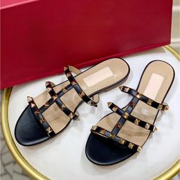 Brand designer new luxury women's flat rivet rivet sandals casual flat leather rivet herringbone beach slippers 35-43V dust bag
