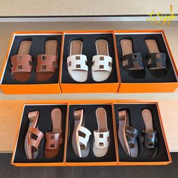 Designer Salpistas de couro Sandálias de verão para slides femininos Outwear Leisure Slides Slipers de praia Sapatos Spring Flat Sapatos genuínos Tamanho EUR 35-42