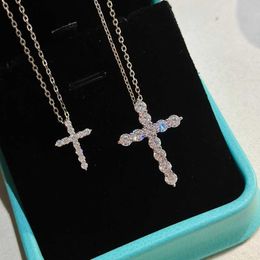 2024 Designer T Family Versaile Pending Cross Necklace Exquisite High Carbon Diamond 925 Sterling Silver Collar Chain för studenter inte allergisk kvinnlig gåva