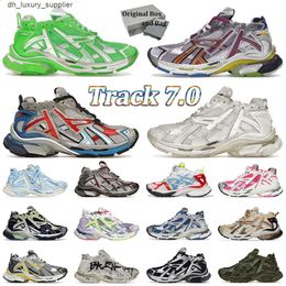 Fashion 2024 Top Men Designer Track Runners 7.0 Casual Shoes Paris 17fw Platform Sneakers Vintage Black White Graffiti Mens Women Trainers Loafers 35-46