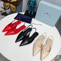 Designer shoes, high-end single shoes, fashionable sandals, runway runway show, popular shoes, elegant, generous, and luxurious feeling