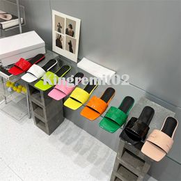 Designer Slippers Women Shoes 95 Satin Flat Sandals Glossy Leather Slides Metal Chain Sandals Summer Beach Slipper