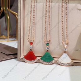 Kqvp Pendant Necklaces Fan Shape Diva Long Diamond Necklace Ladies Classic Designer for Women Jewelry Super Quality