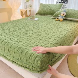 Winter Solid Jacquard Warm And Comfortable Elastic Fitted Sheet Thickened Plush Mattress Protector Cover Non Slip Bed Cover 231221