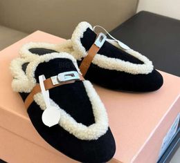 Winter Luxury Fur Slipper Slide Mules Women Leather Buckle Round Head Furry Fluffy Sandals Clogs Warm Wool Loafers Designer Slide Scuffs Outdoor1155