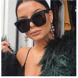 Whole-2019 Kim Kardashian Sunglasses Lady Flat Top Eyewear Lunette Femme Women Luxury Branded Sunglasses Women Rivet Sun Glass238b