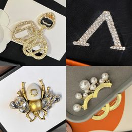 Luxury Brand Designer Brooch Letter Design Pins Women Gold Plated Silver Stainless Steel Inlay Pearl Crystal Brooches Suit Pin Jewerlry Accessories Gifts