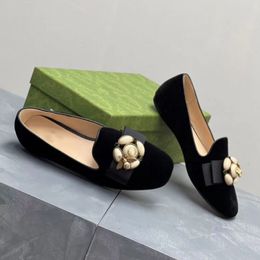 Дизайнерская обувь, элитные модные лоферы, женские туфли с медовым цветком и жемчужной пряжкой, идеальная интерпретация предметов роскоши.