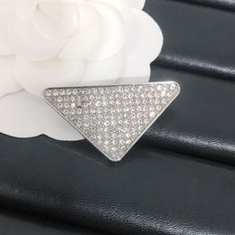 Luxury Women Brooches Designer Brand Letter Heart Triangle Gold Plated Diamond Rhinestone Pearl Jewellery Brooch Pin Marry Gift Voguish Accessorie