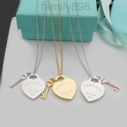 2024 Designer Love Key Necklace Female T Family Heart English Hanging Tag Peach Collar