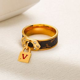 Classic Style Letter Designer Leather New Stainless Steel Charm Wedding Ring Fashion Couple Family Love Jewelry Packaging Gift
