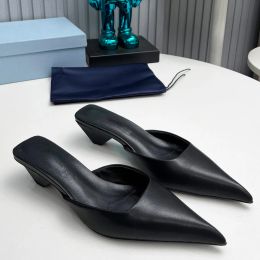 Neue Frauen Designer Pumpen dicke Hausschuhe Sandalenpunkt Zehen 4 cm hohe klobige Blockabsatz Hochzeit Abendkleid Schuhe Frauen Luxusdesigner Schuhe Fabrikschuhe mit Kasten