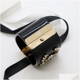 Bangle Exaggerated Atmosphere Luxury Acrylic Small Incense Double Wear Leather Rhinestone Card Buckle Type Womens Decorative Bracelet Ots39 8VR1