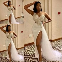 2023 Sexy Evening Dresses Crystal Beading Sheath Split Front Cutaway Sides Formal Long Prom Gowns Illusion Jewel Neck Guest Dress