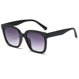 1822 Fashion Sunglasses toswrdpar Eyewear Sun Glasses Designer Mens Womens Brown Cases Black Metal Frame Dark 50mm Lenses For beac230M