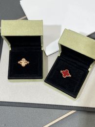 Kadın için en kaliteli tasarımcı hediyesi V-Gold yeni çift taraflı dönen dört yapraklı çiçek motifi yüzüğü kırmızı yeşim madalyası kutu ile oyulmuş çiçek