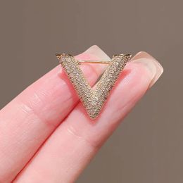 Luxury All Rhinestone Gold Letter V-Needle Bra for Women 2023 New Trend High Quality Geometric Flip Collar Pin Clothing 231222