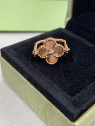Presente de designer dupla face para mulher v-ouro novo anel giratório com motivo de flor de quatro folhas medalha de jade vermelha chico flor esculpida com caixa