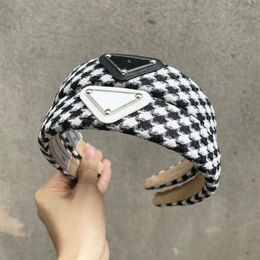 2022 P Brand Designer Letter Printing Headbands for Women Wide-brimmed Cloth Fabric Headwear Street Fashion HeadScarf Black White 203j