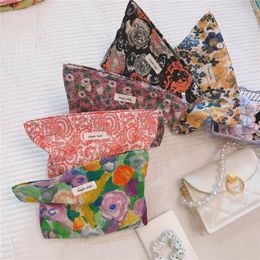 Cosmetic Bags Large Capacity Portable Toiletry Bag Skincare Organizer Daily Clutch Ins Fashion Retro Floral Makeup Pouch