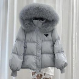 P-RA Luxury Designer Women's Down Jacka Parkas Brands Fashion Lady Loose Thicked Short Fox Big Fur Collar White Duck Down Ytterkläder Rockar Outdoor Hooded Down Jacket