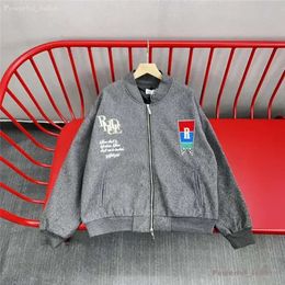 Rhude Jacket Men Women 1 1 Top Quality Hip Hop Outerwear Badge Embroidered Lapel Rhude Tracksuit Windbreaker Black Red Rhudes Sweater 7107