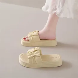 Slippers Round Tip Slip Resistant Yellow Sandal Woman Luxury Shoes Flip Flops Brand Sneakers Sports Choes Tenys