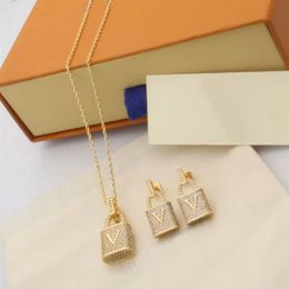 Europe America Fashion Style Jewelry Sets Lady Women Gold-colour Hardware Engrave V Initials Setting Full Diamond Lock Pendant Nec292y