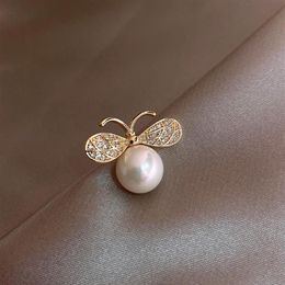 Pins Brooches Spark Rhinestone Bee Sweater For Women Mujer Gold Colour Alloy Big Round Imitation Pearl Animal Coat Brooch Accessor243A