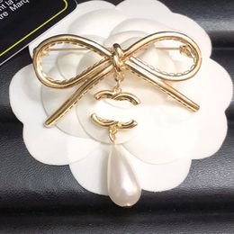 Designer de marca broches pinos Mulheres embutido Crystal letter suéter Cape Buckle Broche Broche Suit Pin Clothing Jewerlry Acessórios