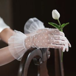 WG063 Elegant Wedding Bridal Gloves Soft Tulle Dots Ruffle Short White Wrist Brides Bridesmaid Women Marriage Accessories 231222