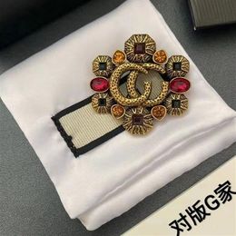 Designer Letters Brooch Fashion Famous Letter Brooches Ruby Crystal Pearl Luxury Couples Individuality Rhinestone Suit Pin Jewelry319e