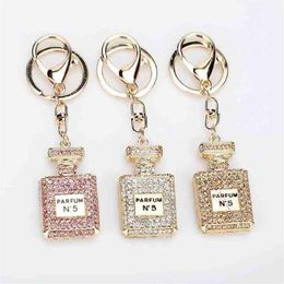 Keychains Creative Fashion Rhinestone Keychain Perfume Bottle Key Chains Female Bag Car Key Pendant Line Up Birthday Gift T220909290j