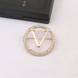 Designer V Letter Brooches 18K Gold Plated Brooch Crystal Suit Pin Small Sweet Wind Jewellery Accessorie Marry Wedding Party Gift