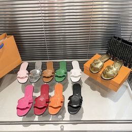 Sandália Mulheres Designers de luxo Selppers rasos de praia rasa Lazer interno Conjunto completo de acessórios Flipers de verão para sandálias de plataforma feminina com caixa