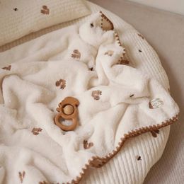 冬の韓国のコーラルフリースは生まれた刺繍生まれのスワドルベビーカーキルトフランネルの寝具231222