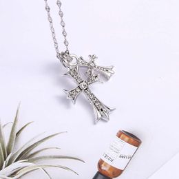 Ch Designer Cross Pendant Necklace Chromes Double Diamond Gold Hip Hop Men Women's Sweater Heart Chain Lover Gift Sanskrit Luxury Fashion New 2024 Hras