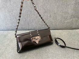 Designer Rockstud23 glatte Waden -Wäschel -Umhängetaschen Metallic Hardware und Stufen Cross Lods Bags Goldtonischen Stollen schwere Kette Ikonische Hakenschnalle Handtaschen Top End -Geldbörse