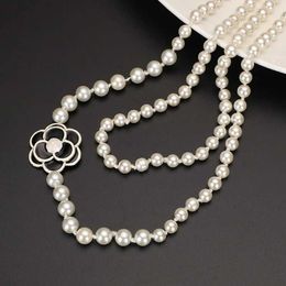 Anhänger Halsketten Perle Kamellien Blumen hochwertig für Frauen hochwertige simulierte lange trendige Doppelschichtkette Luxusmarke Schmuckgeschenke Geschenkl231225