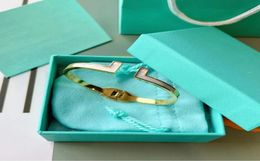 Romantic Couple Bangle Fashion Classic Brand Designer Bracelet Selected Gift Party Travel Elegant Delicate Charm Valentine039s 7004123