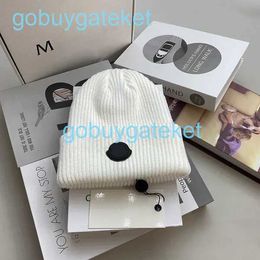 Quality Fashionable New Knitted High Hat Woollen Hot Selling Style in Europe and America Windproof Warm As a Gift for Family Couples Optional Packaging RE9L