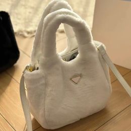 Designer Bags Bag Luxury Genuine Handbag Saddle Bag New Winter Warm Small Vegetable Basket 312