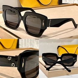 Mens and womens high-quality designer 1:1 square screen sunglasses are made of acetate Fibre with a golden Anagran pattern on the arms LW40128I for vacation beach trips