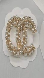 Designer Gold Brand Luxurys Desinger Brooch Famous Women Rhinestone Pearl Letter C Brooches Suit Pin Fashion Jewellery Clothing Deco2712190