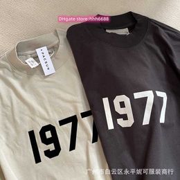 2024 New T-shirts of Men and Women North American High Street Fashion Brand Fears Essentialtshirt Aeg Thread 1977 Digital Flocking Short Sleeve Simple Loose Larg Ctr8