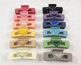 Designer Casual Style Clamps Triangle Badge Fashion Hair Jewelry Luxury Letter Hair Clamp for Woman5445628