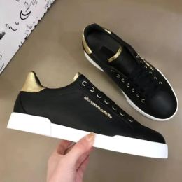 2024 NOVA BRANDA DESIGNER CASual Letter Men de alta qualidade Moda e confortável panturrilha de couro respirável Baixo sapatos esportivos ao ar livre